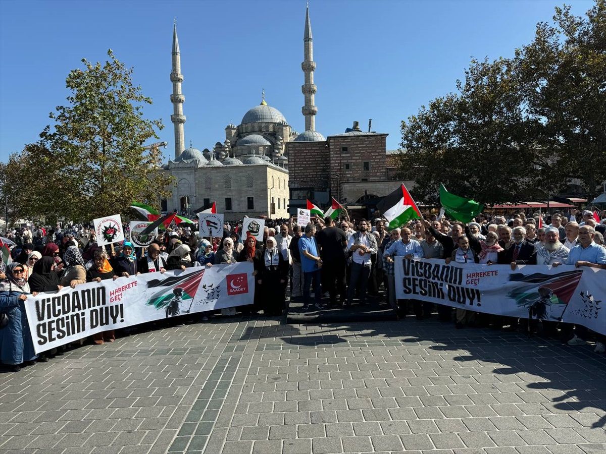 Saadet Partisi Üyeleri İsrail'in Saldırılarını Protesto Etti