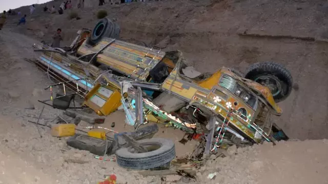 A bus carrying wedding guests plunged into a ravine in Pakistan: 7 dead, 37 injured.