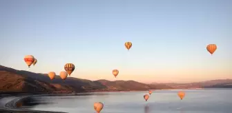 TÜRSAB'ın Turizm Yüzyılı Etkinliği Salda Gölü'nde Sıcak Hava Balonu Uçuşları ile Başladı