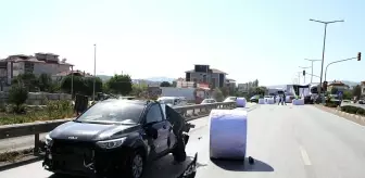 Manisa'da TIR'dan Savrulan Kağıt Bobinleri Otomobile Düştü