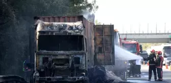 Sakarya'da İki Tırın Çarpışması Sonucu Yangın Çıktı