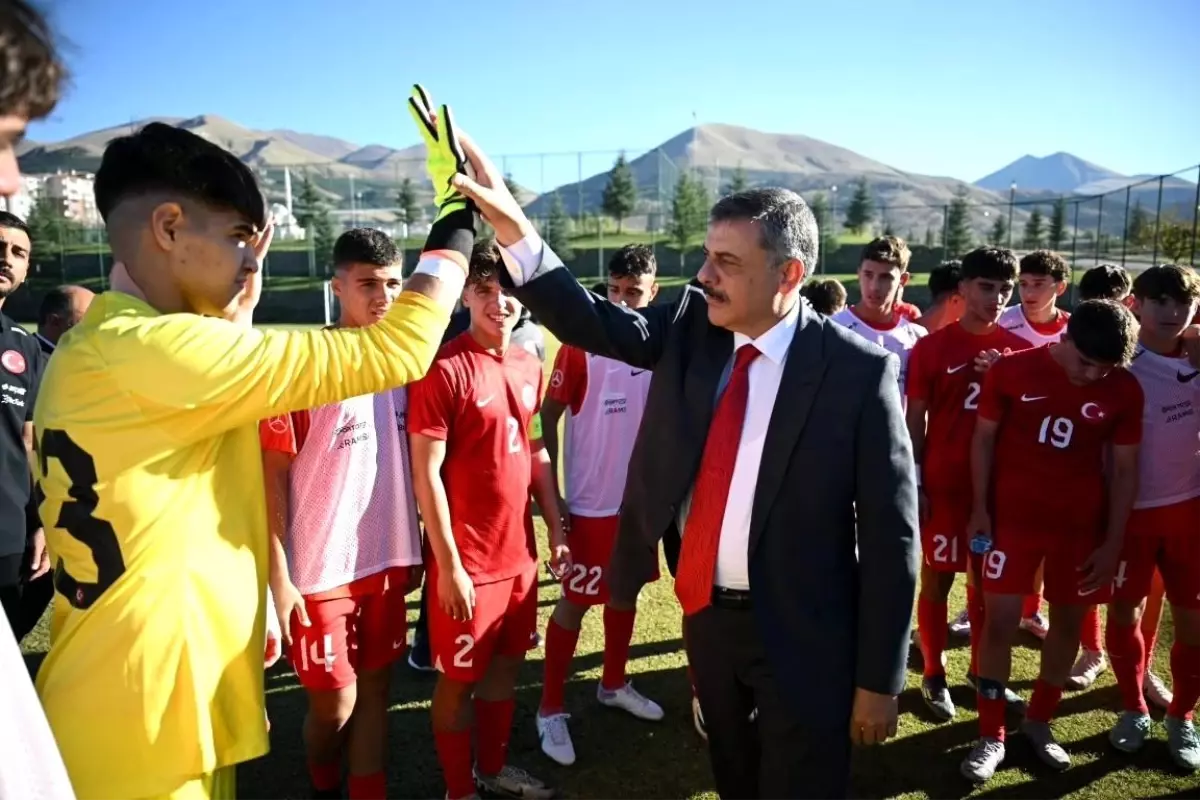 Vali Çiftçi, U16 Futbol Turnuvası'nda Takımları Destekledi