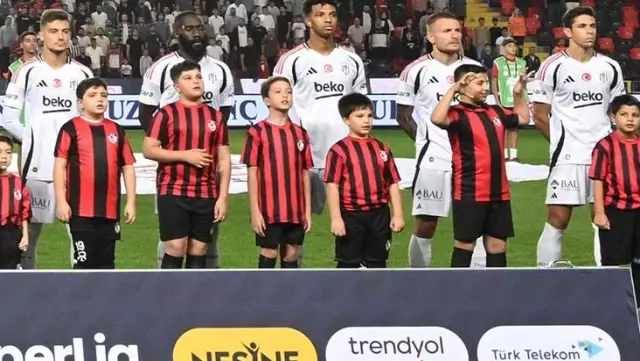 Beşiktaş's star football player left the field in pain.