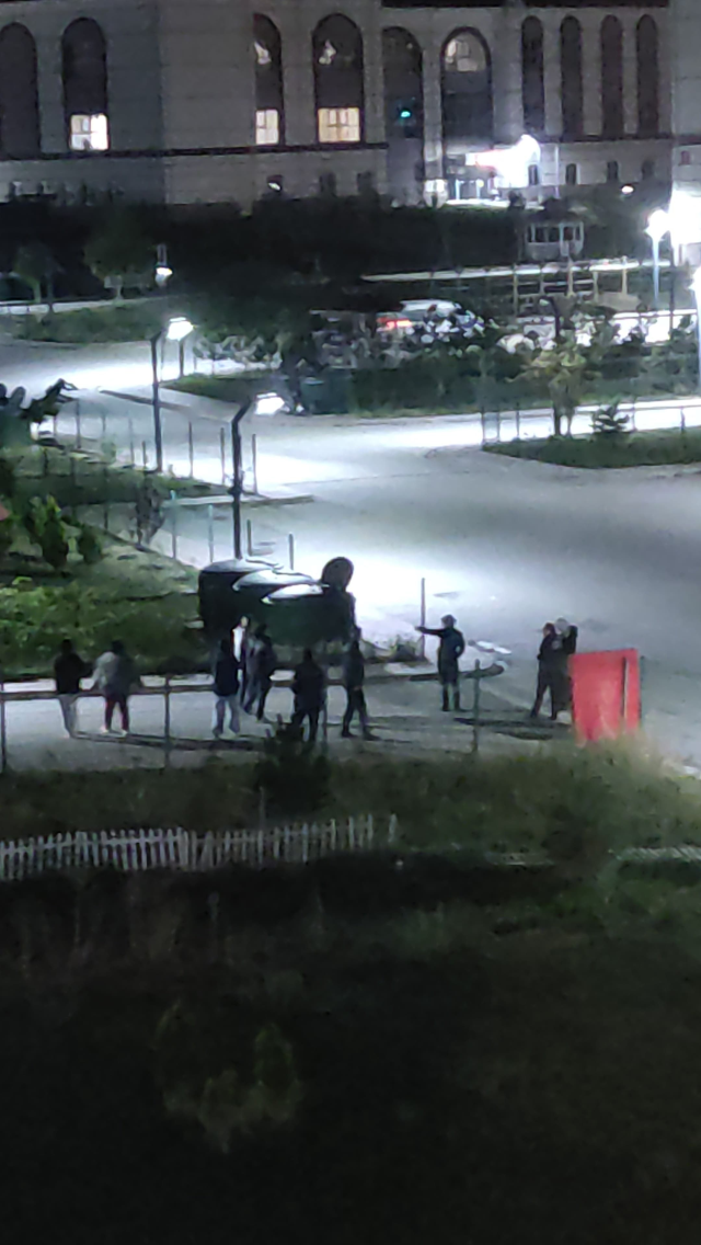 Panic at the girls' dormitory! He climbed over the fences and fled when the girls on campus screamed