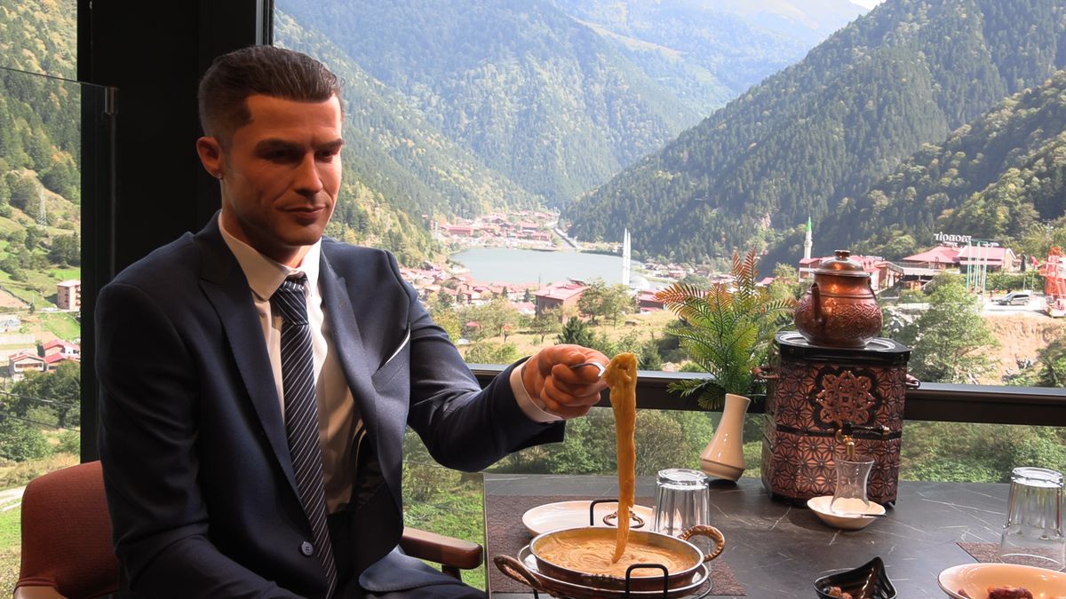 Uzungöl'de Cristiano Ronaldo'nun Bal Mumu Heykeli İlgiyi Çekiyor