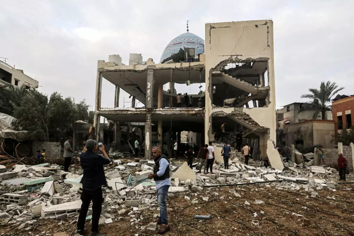 İsrail Gazze'de Cami ve Okulu Bombaladı: 24 Filistinli Hayatını Kaybetti