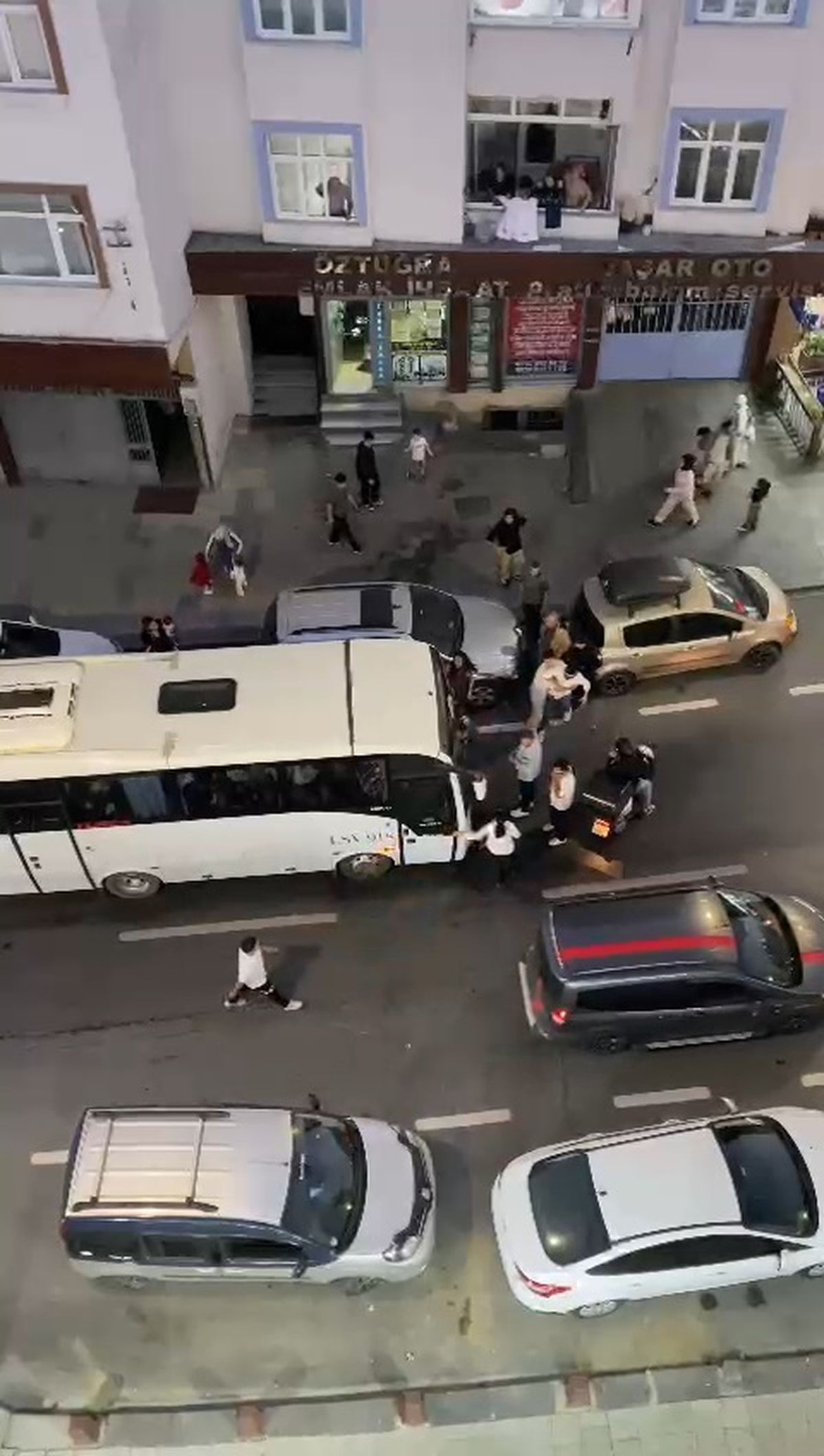 Düğün Konvoyu ile Mahalleli Arasında Kavga Çıktı