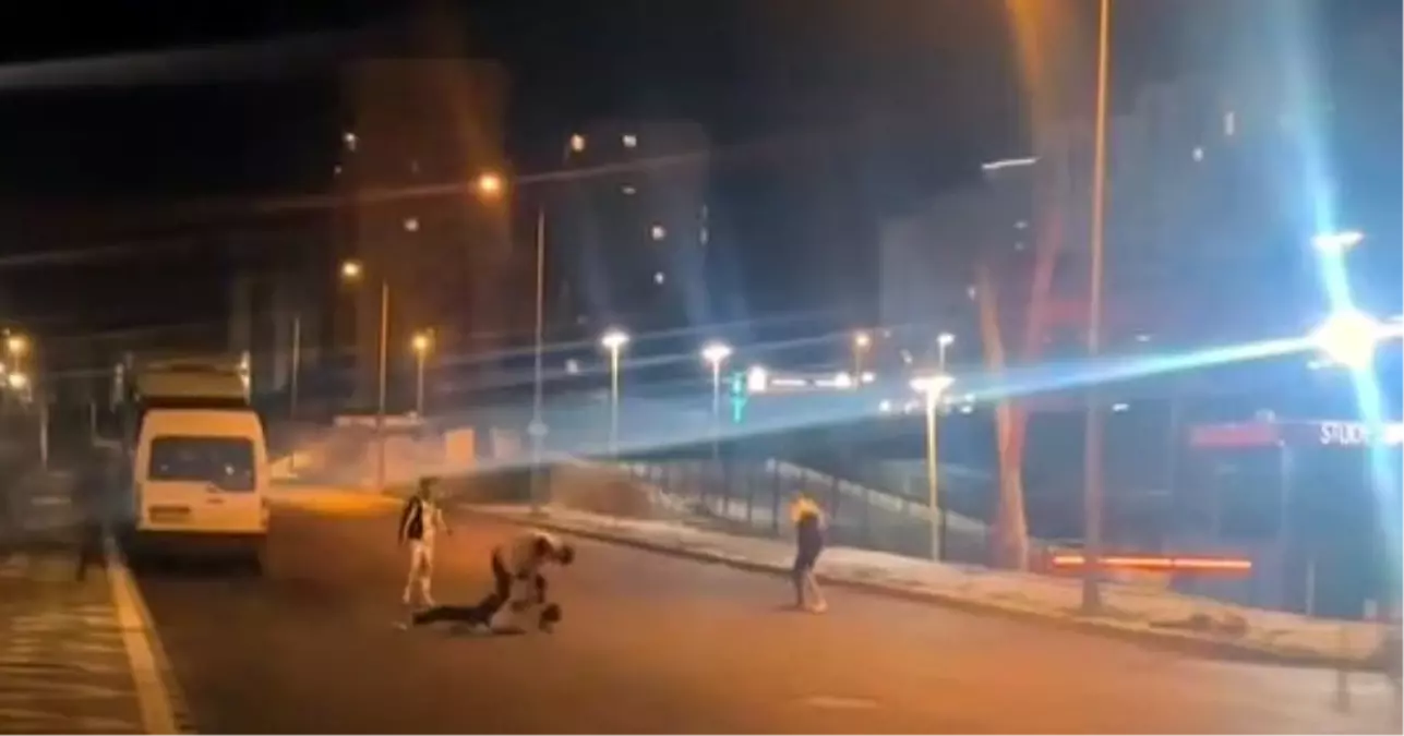 Avcılar'da Gençler Arasında Kavga: O Anlar Kameralara Yansıdı