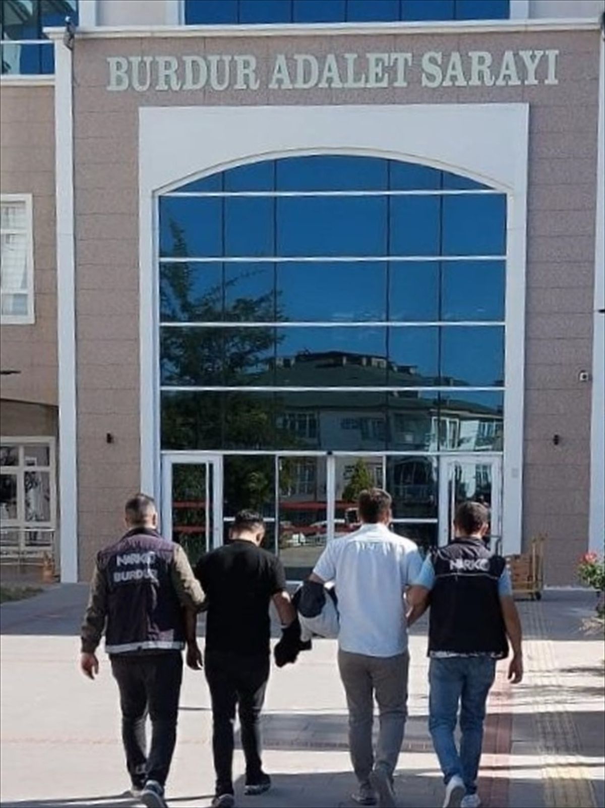 Burdur'da Uyuşturucu Operasyonunda İki Zanlı Tutuklandı