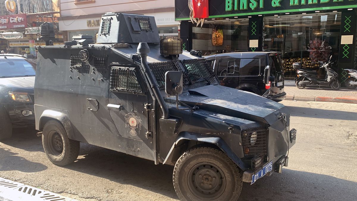Adana'da Cadde Kenarında El Bombası Bulundu