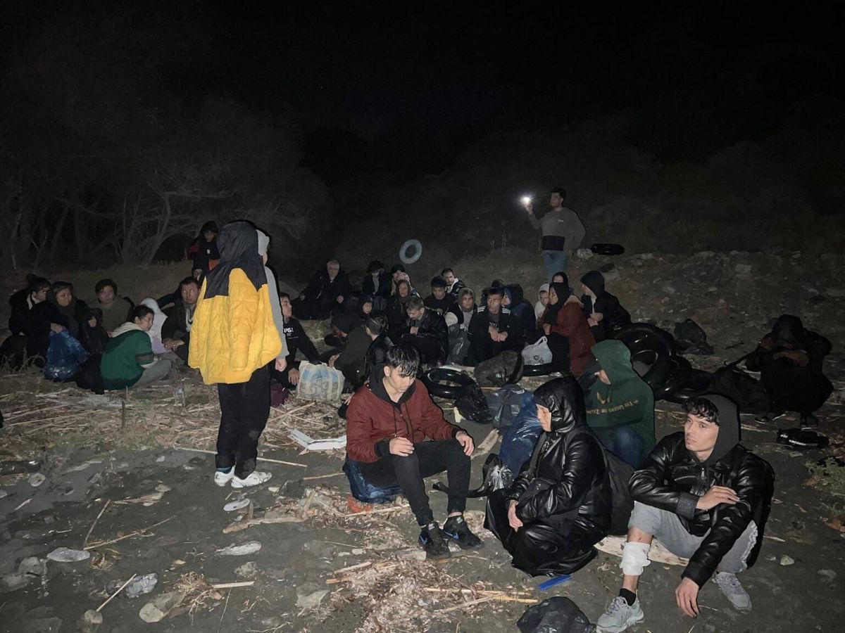 İzmir'de 'Liberterra 2' Operasyonu: 386 Düzensiz Göçmen ve 17 Kaçakçı Yakalandı