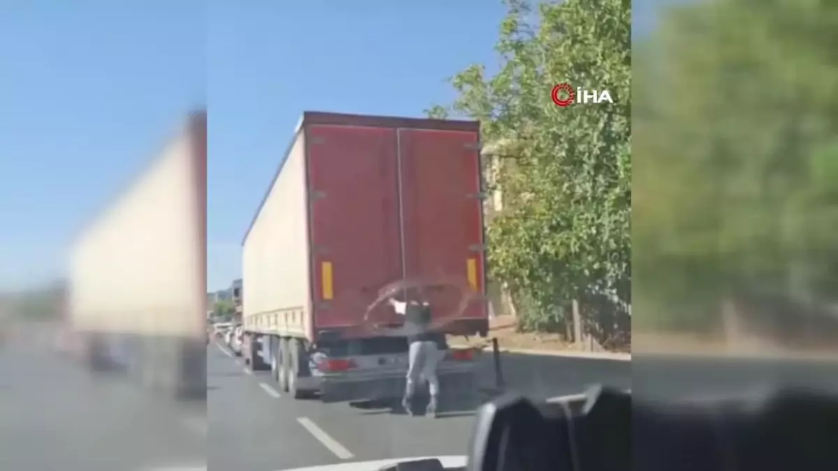Kartal'da Patenli Genç Tırın Arkasına Tutunarak Seyahat Etti