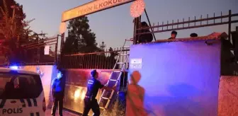 Oyuna daldılar, okul bahçesinde mahsur kaldılar