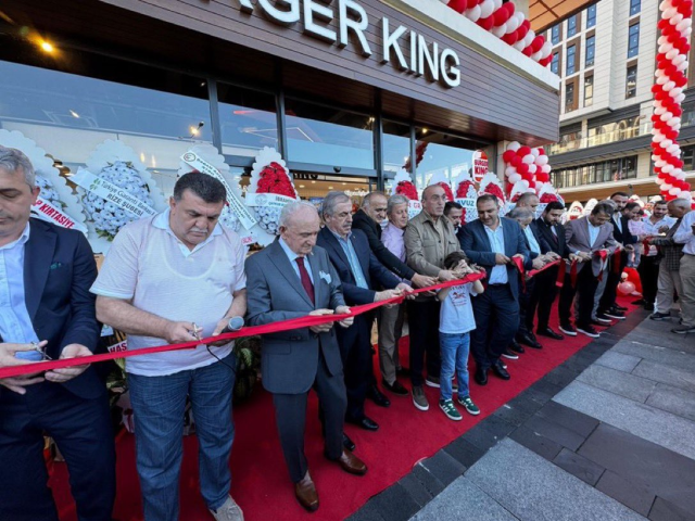 Burger King açılışına katılan AK Partili belediye başkanına tepki yağıyor