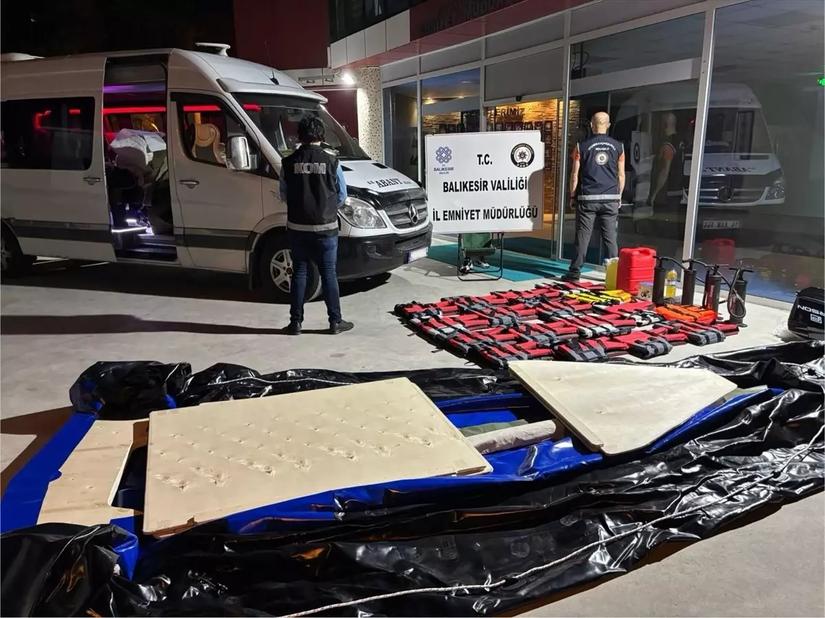 Susurluk'ta Düzensiz Göçmen Operasyonu: 17 Göçmen ve 4 Şüpheli Yakalandı