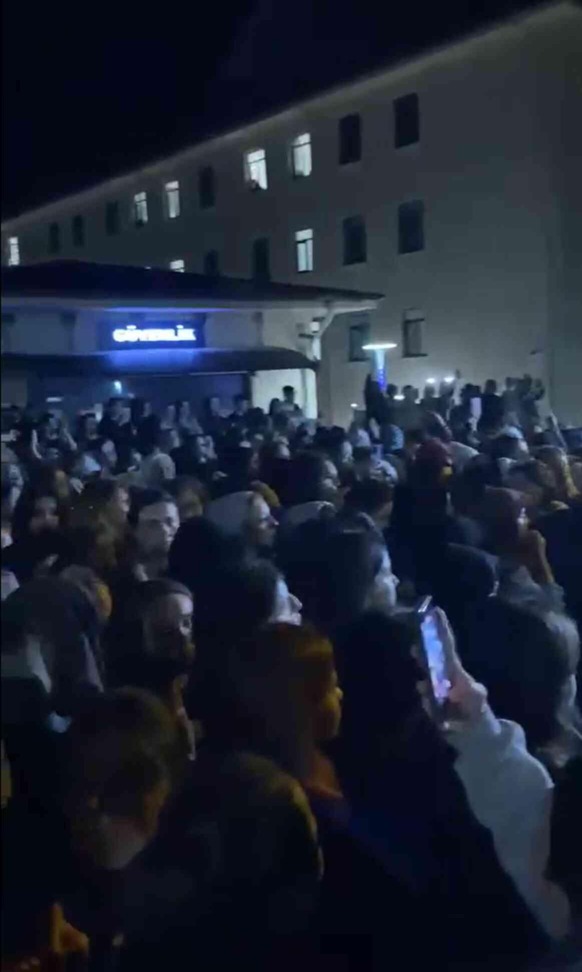 Yalova minibüsteki adam kim? Minibüste kızları taciz eden şahıs tutuklandı mı? Yalova minibüsteki adam kim? Minibüste kızları taciz eden şahıs tutuklandı mı?