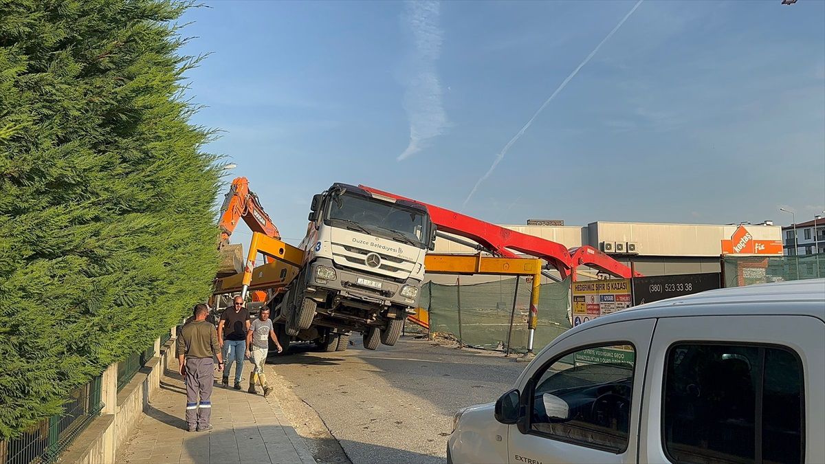 Düzce'de Beton Pompası Devrildi: Bir İşçi Hayatını Kaybetti