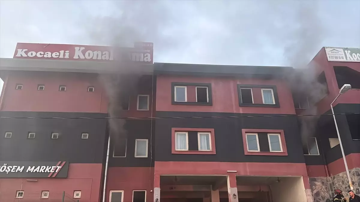 İzmit'te Pansiyonda Çıkan Yangında 3 Kişi Hastaneye Kaldırıldı