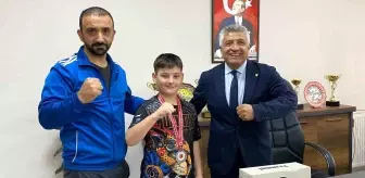 Minik Boksör Muhammed Bekir Uyumaz'dan Tuşba Gençlik ve Spor Müdürü'ne Ziyaret