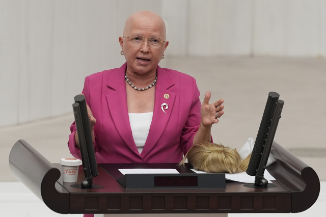 She removed her wig and placed it on the podium! The speech that made the deputies stand up in the Turkish Grand National Assembly