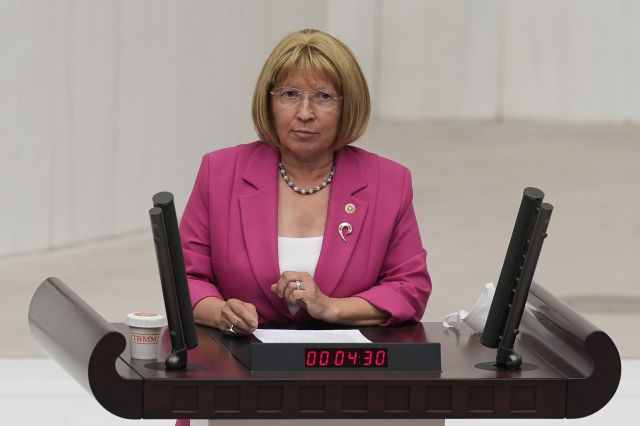 She removed her wig and placed it on the podium! The speech that made the deputies stand up in the Turkish Grand National Assembly