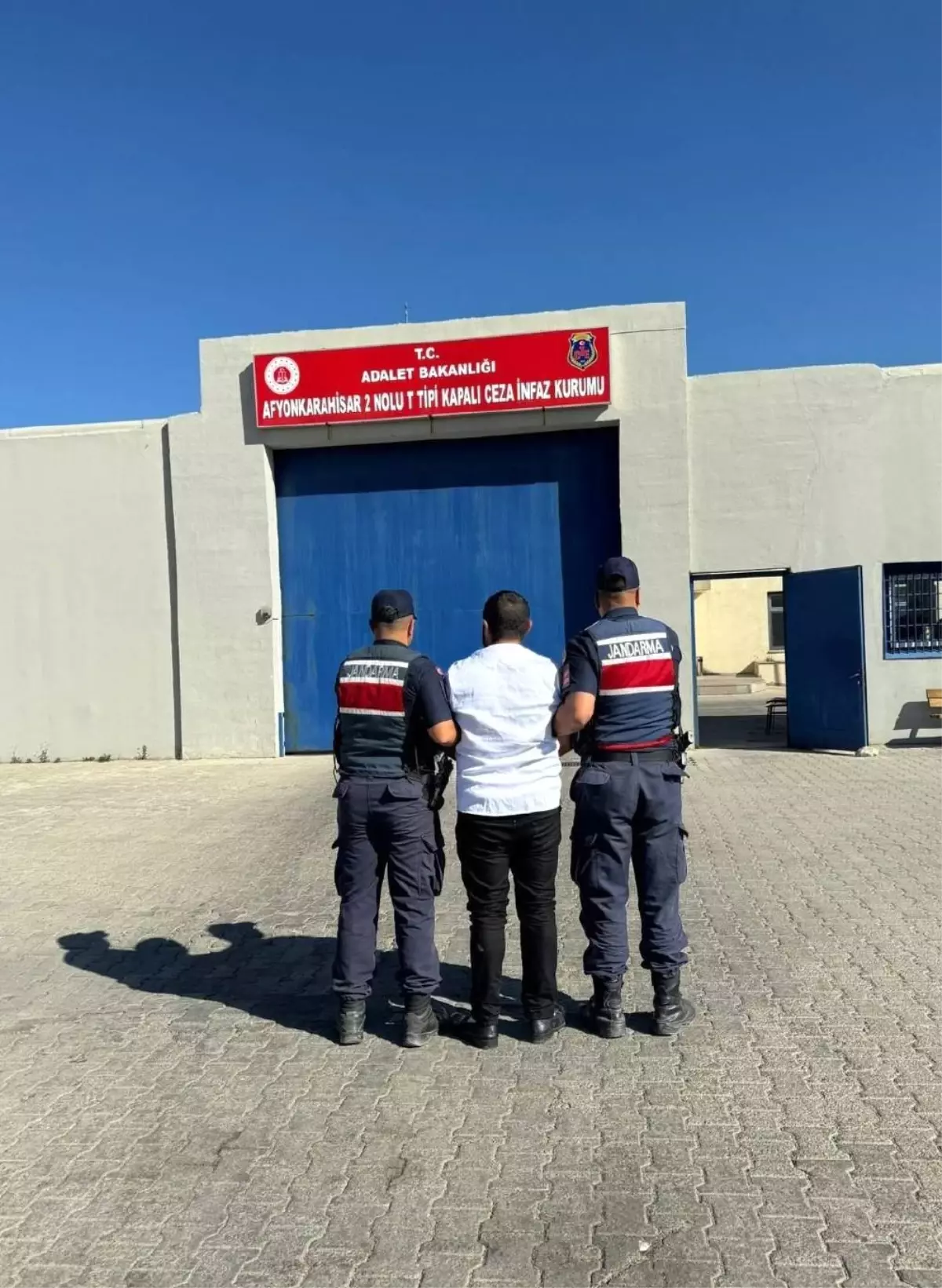 Afyonkarahisar'da Aranan Suçlu Jandarma Tarafından Yakalandı