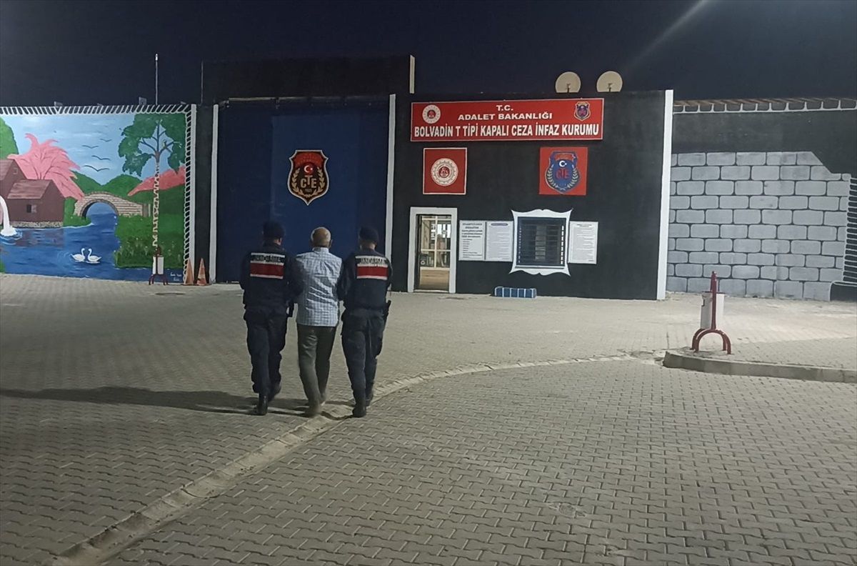 Aranan Hükümlü Evinin Çatısında Yakalandı
