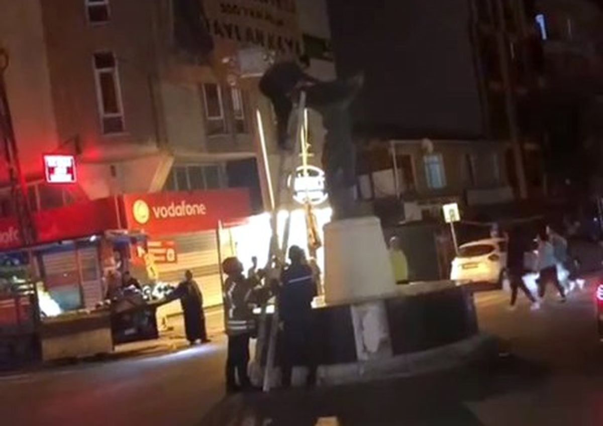 Avcılar'da Heykele Çıkıp Mahsur Kalan Çocuk İtfaiye Tarafından Kurtarıldı