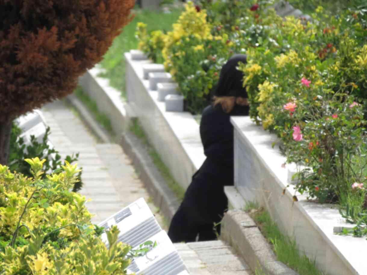 Cenaze yeniden defnedilirken Cem Garipoğlu'nun annesi oğlunun mezarı başında bekledi