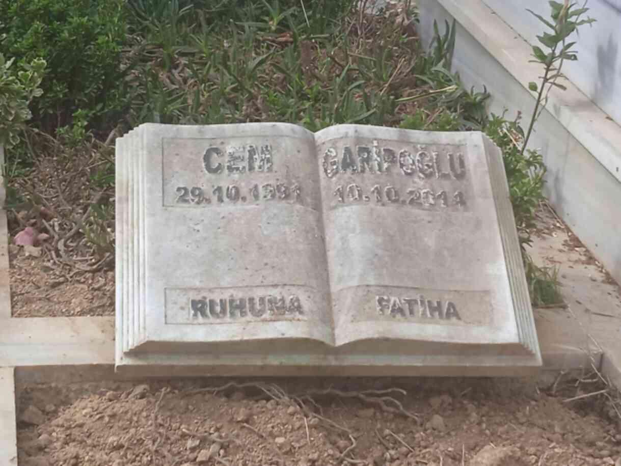 Cenaze yeniden defnedilirken Cem Garipoğlu'nun annesi oğlunun mezarı başında bekledi