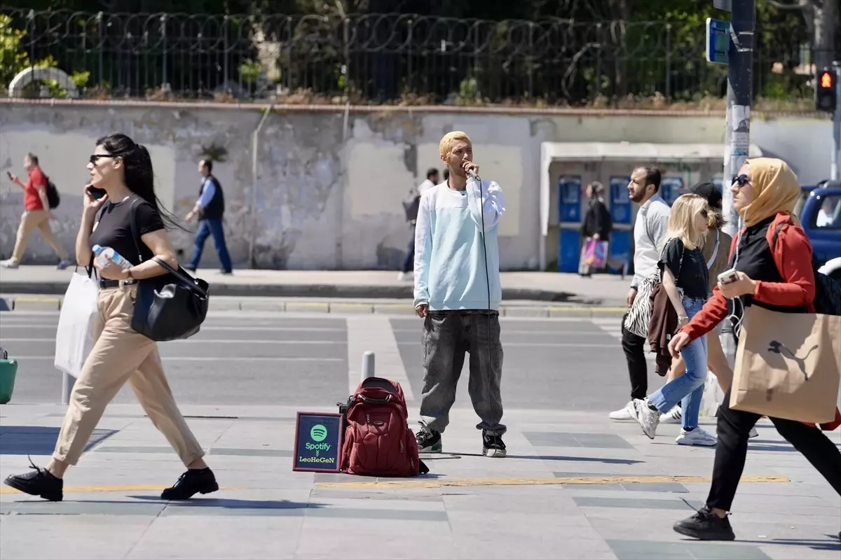 İstanbul Boğazı'nda İranlı Müzisyen Human Ghasemnataj Fokoloei'nin Sokak Performansları