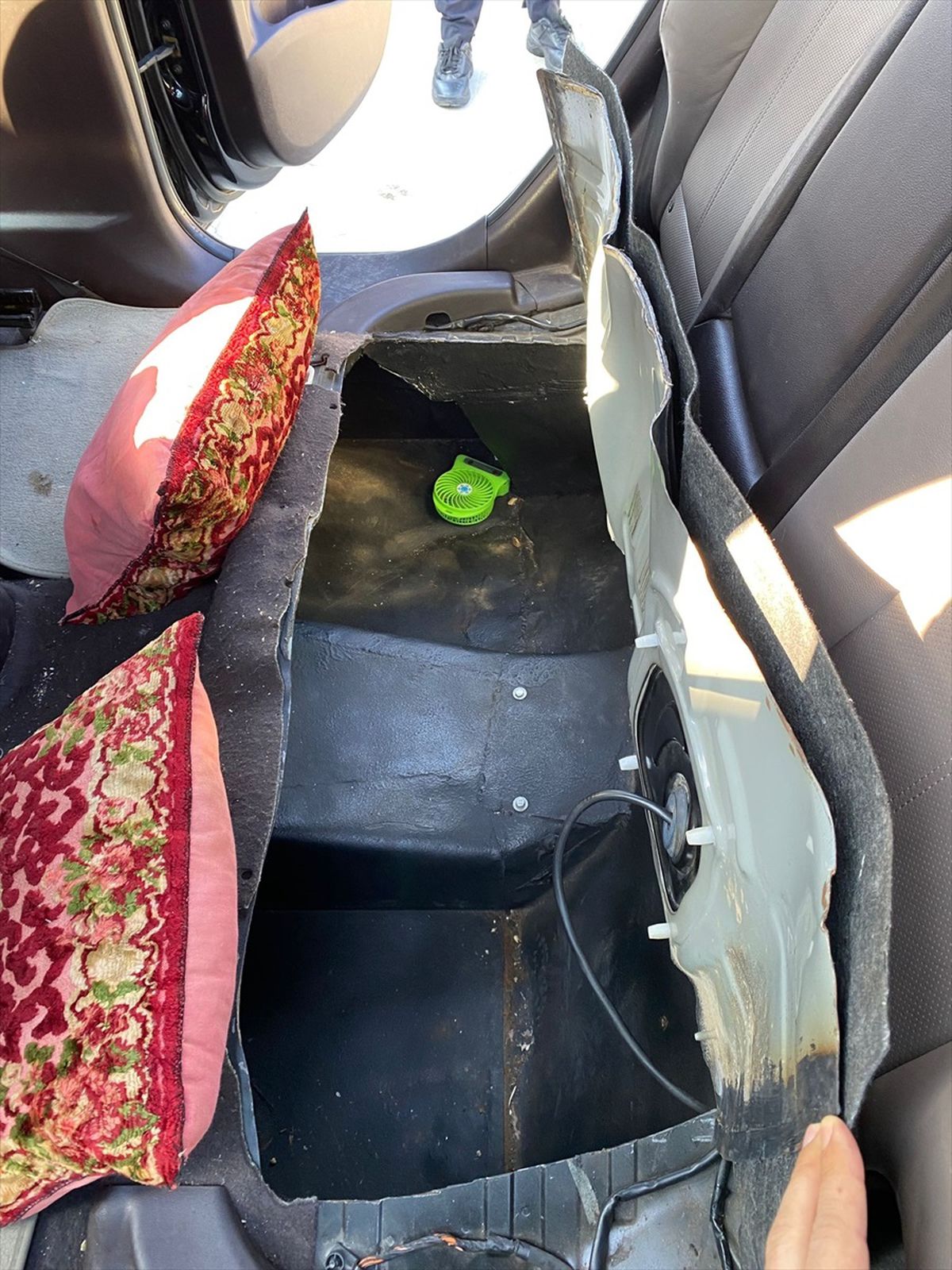 Edirne'de Otomobilin Gizli Bölmesinde 2 Düzensiz Göçmen Yakalandı