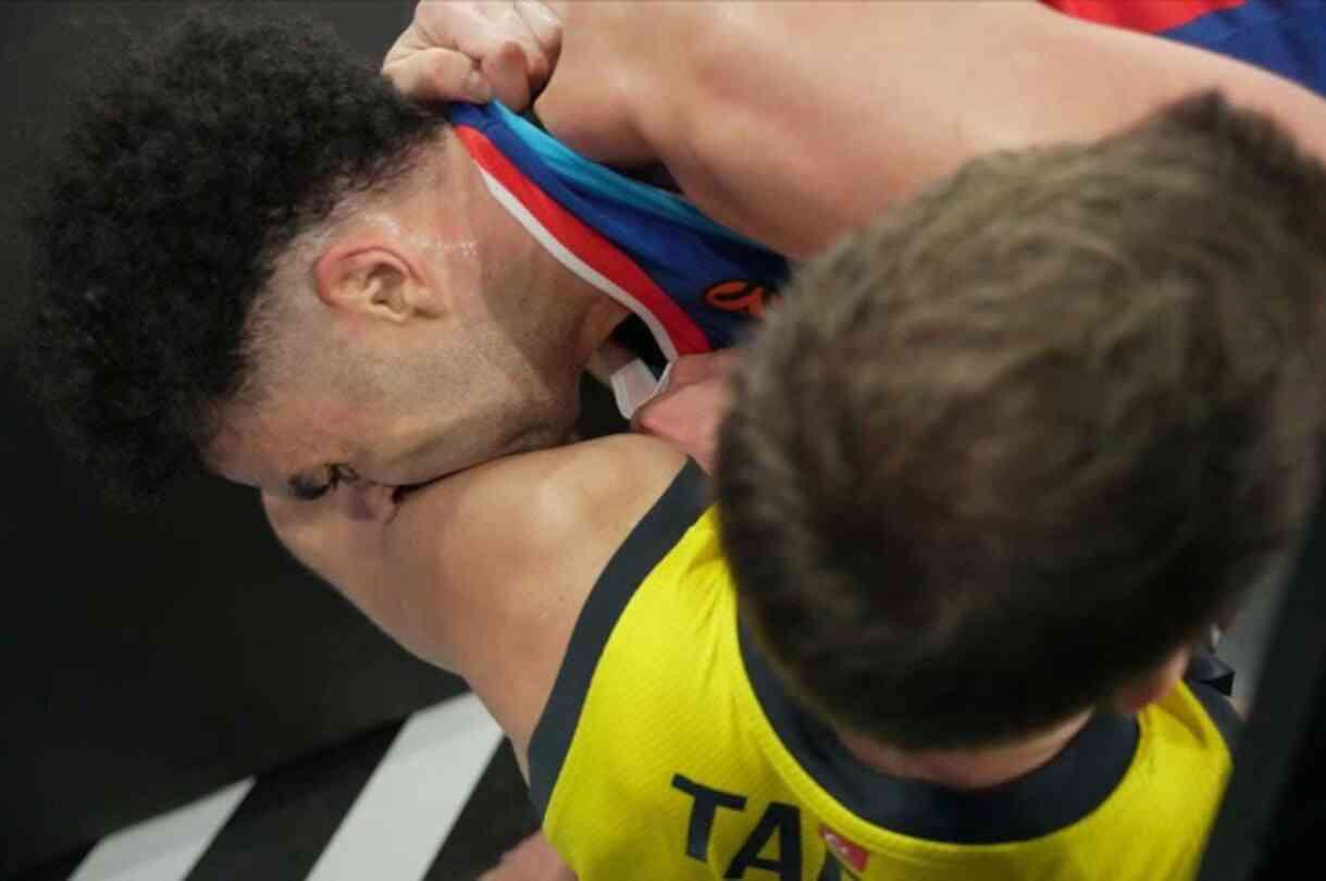 Punches were thrown in the match between Fenerbahçe Beko and Anadolu Efes