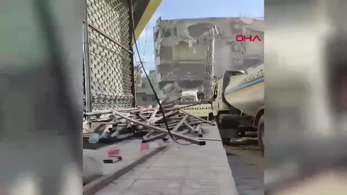 Hatay'da Ağır Hasarlı Bina Kontrollü Olarak Yıkıldı