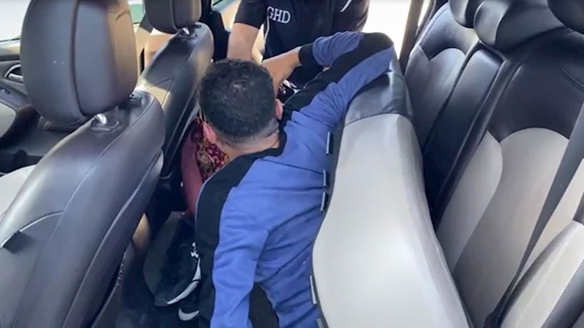 Kaçak göçmenlerin hayatları pahasına saklandıkları yer 'pes dedirtti'