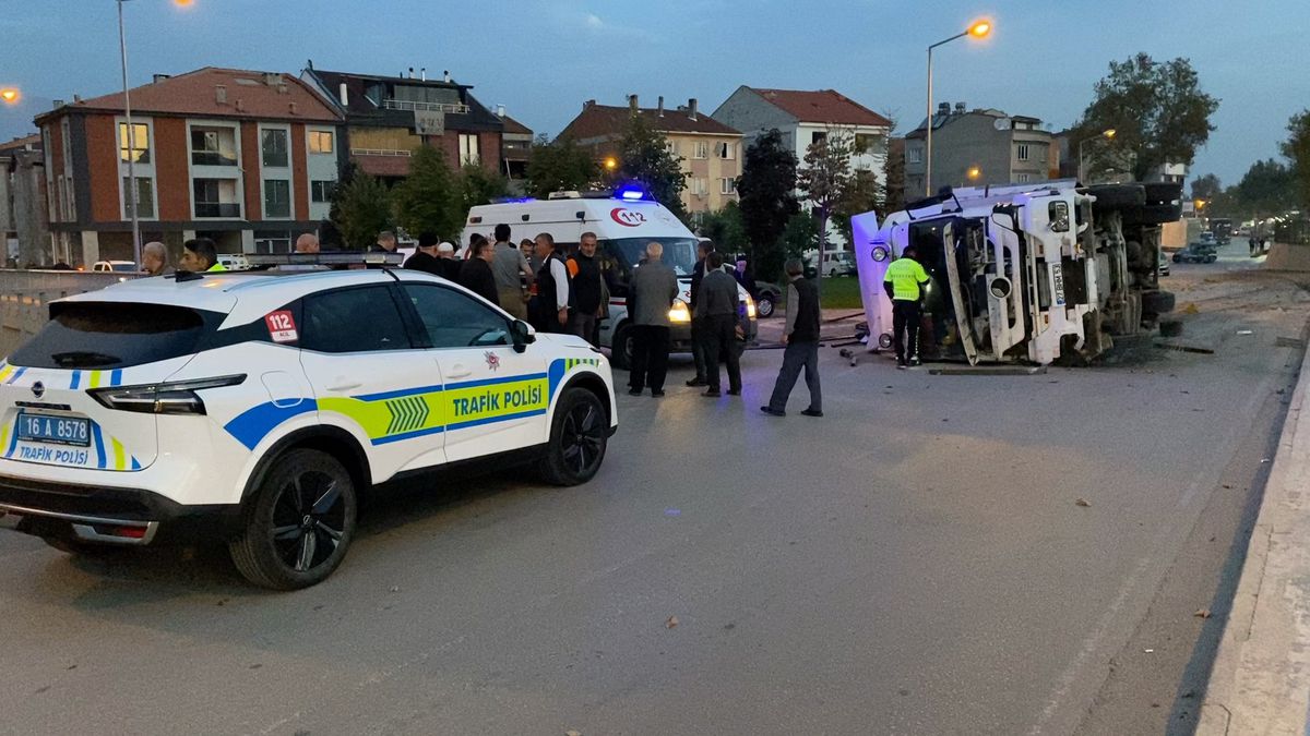 İnegöl'de Demir Yüklü TIR Tali Yola Düştü, Şoför Yaralandı