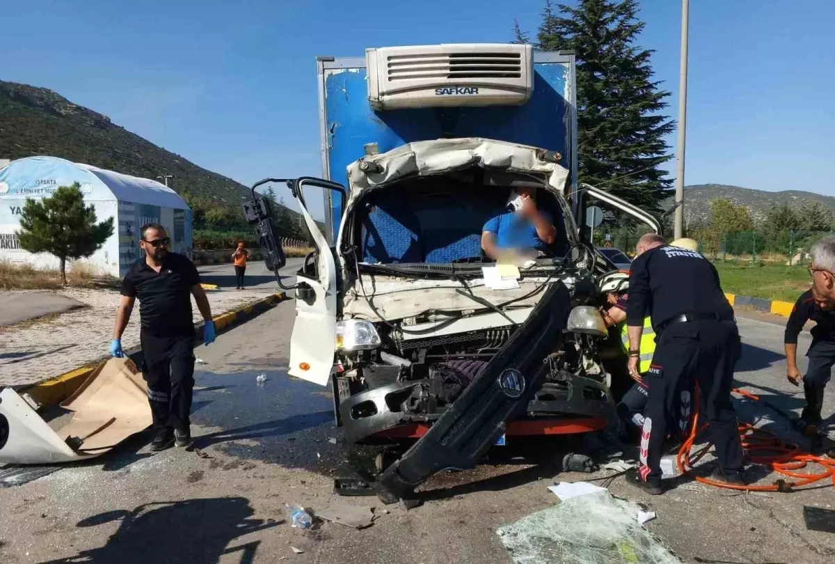 Isparta'da Kamyonet Çekiciye Çarptı: Sürücü Yaralı
