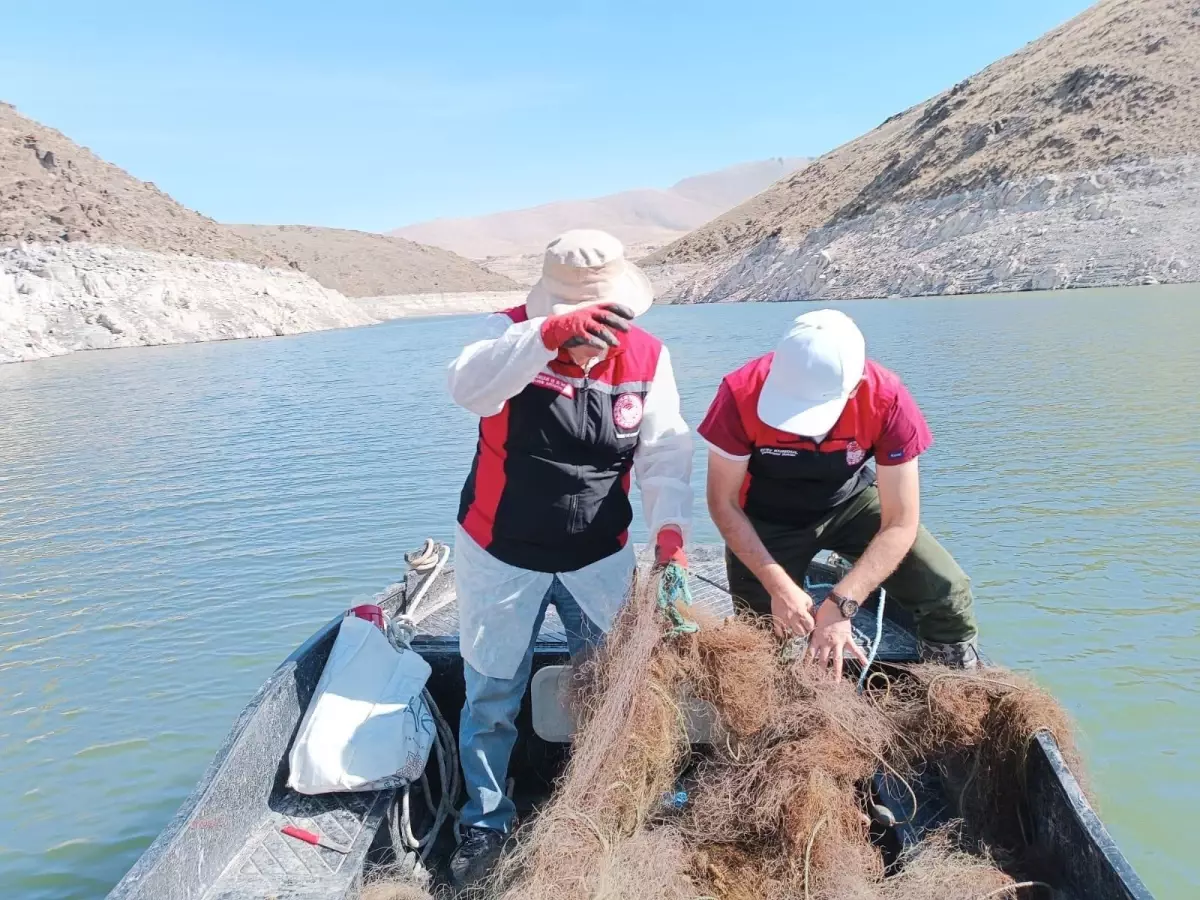 Bahçecik Barajı'nda 550 Metre Hayalet Ağ ve 800 Balık Tuzağı İmha Edildi