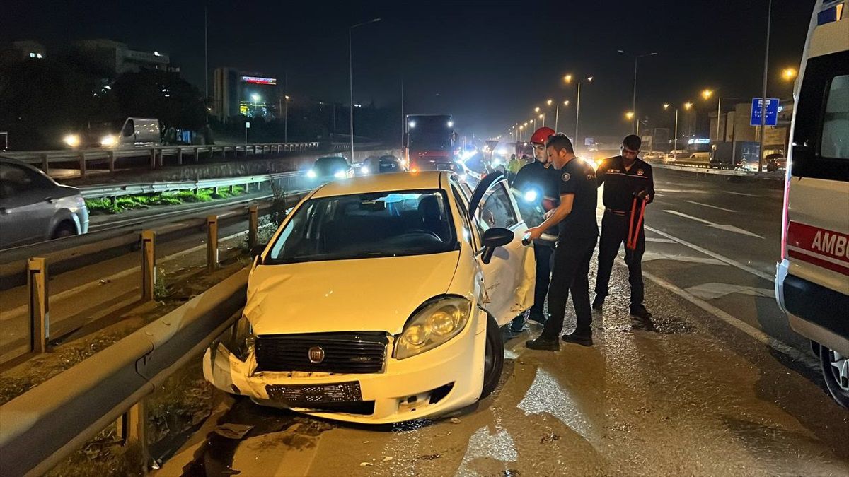 Gebze'de Otomobil Kazası: 2 Yaralı