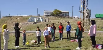 Muş Alparslan Üniversitesi Öğrencileri, Köy Okulunu Boyayıp Çocuklarla Eğlendi