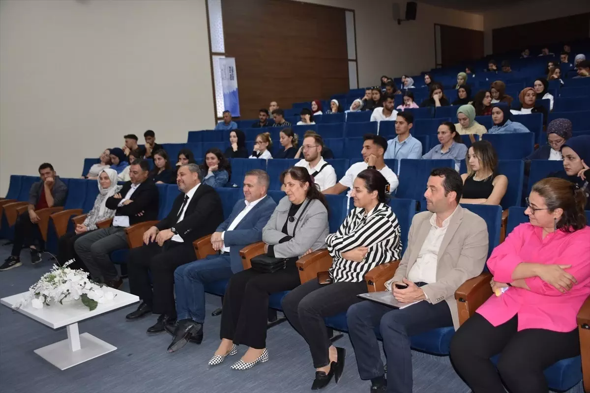 Oyuncu Sefa Zengin ve senarist Hilal Çelenk, Afyonkarahisar'da sinemaseverlerle buluştu