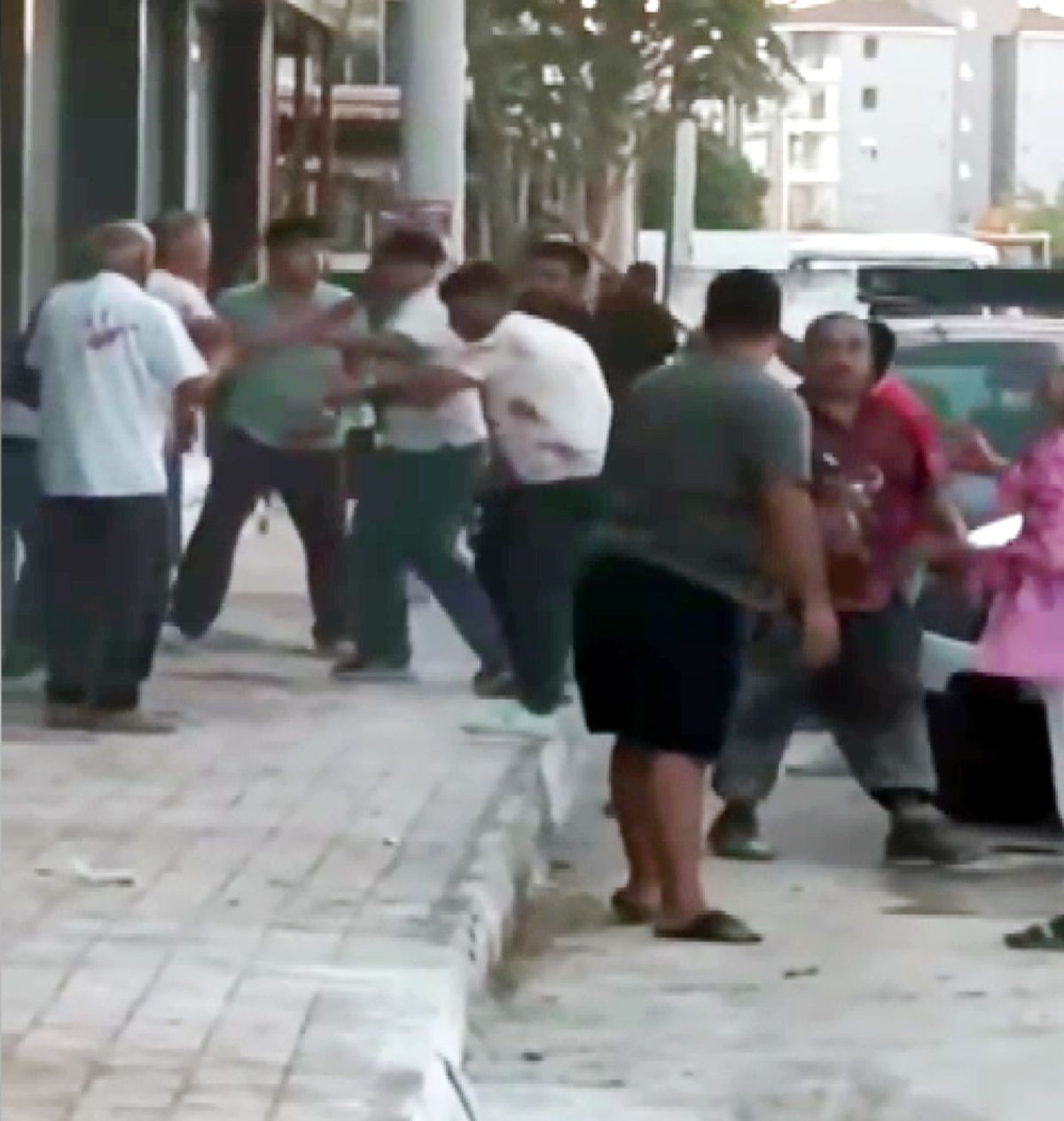 Antalya'da Kavga Anında Cep Telefonuyla Video Çekenlerin İlginç Diyaloğu