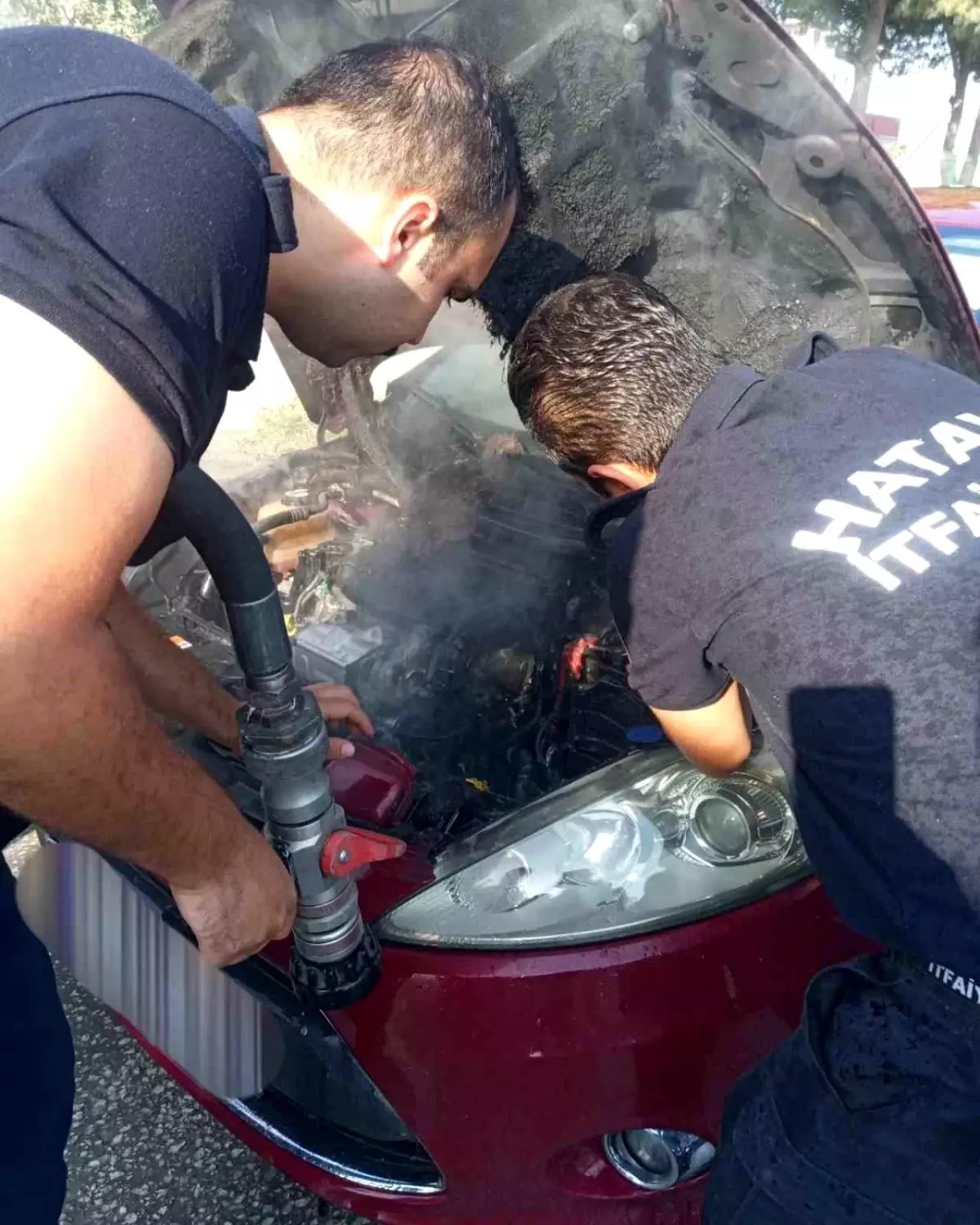 Hatay'da Seyir Halindeki Aracın Motorunda Yangın Çıktı