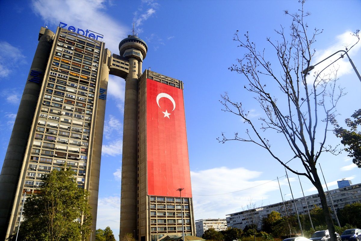 Sırbistan'ın başkenti Belgrad, Cumhurbaşkanı Erdoğan'ın ziyareti öncesi bayraklarla donatıldı