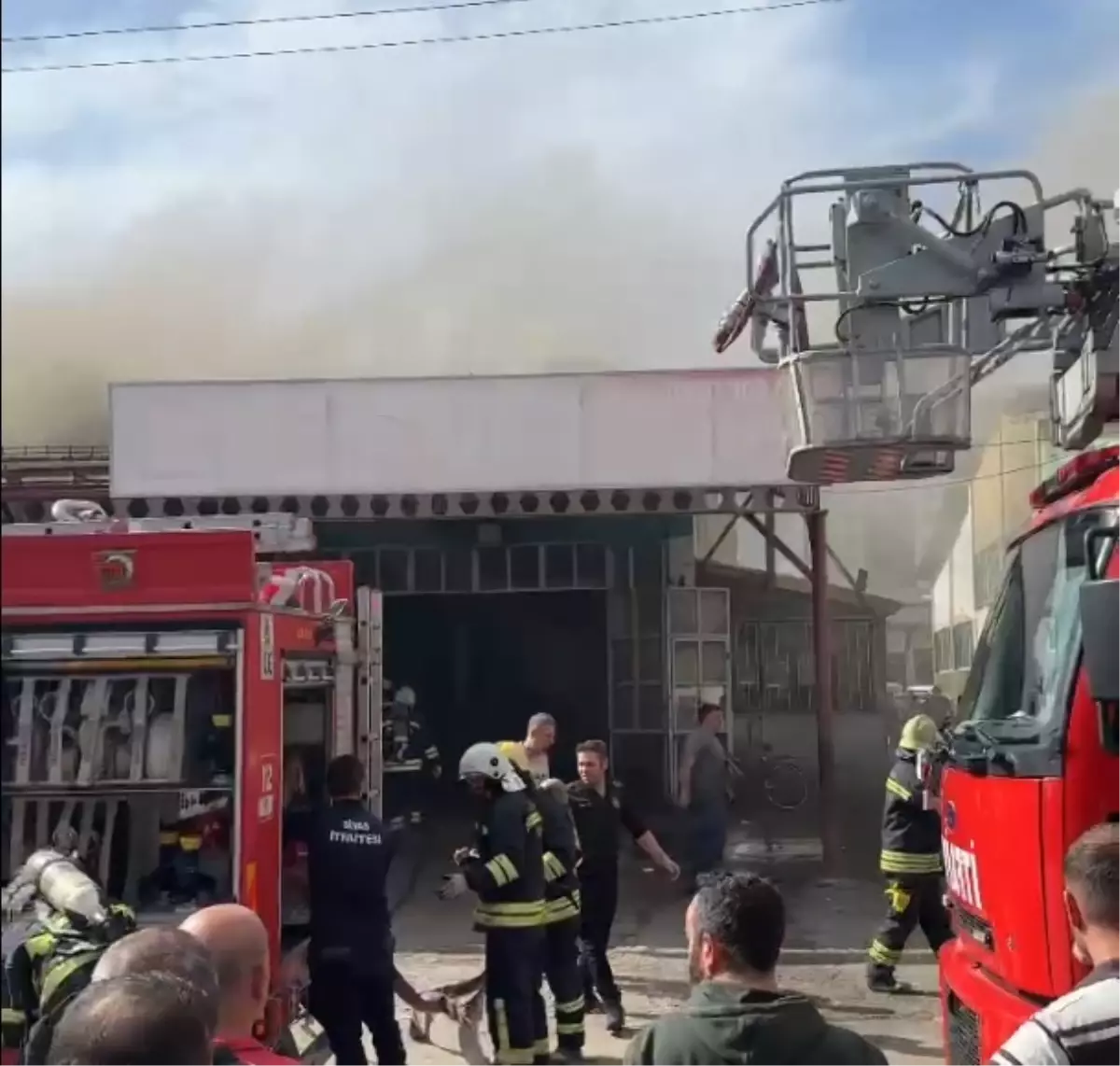 Sivas’ta Oto Tamircisi Dükkanında Yangın: 3 Kişi Dumandan Etkilendi