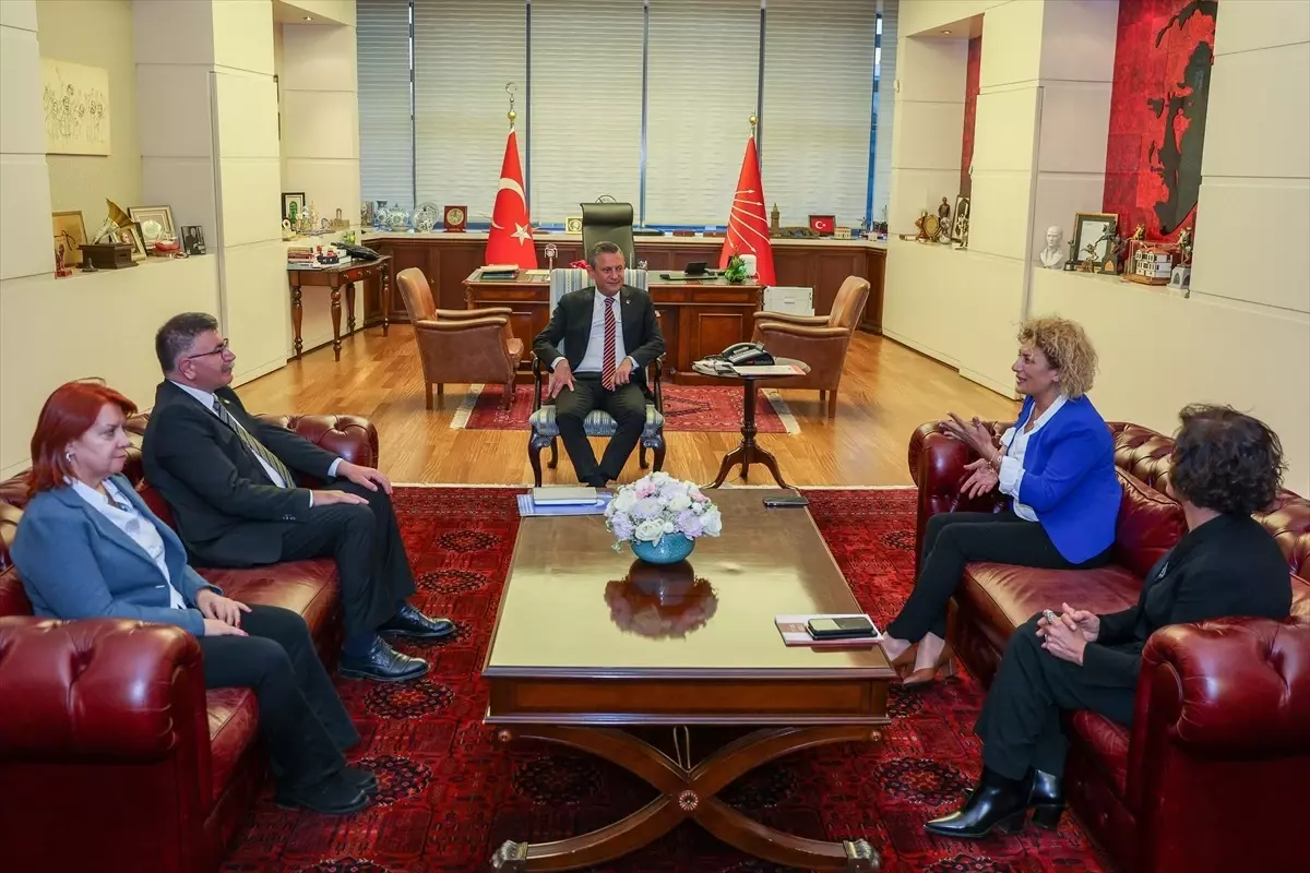 CHP Genel Başkanı Özgür Özel, KESK Heyetini Kabul Etti