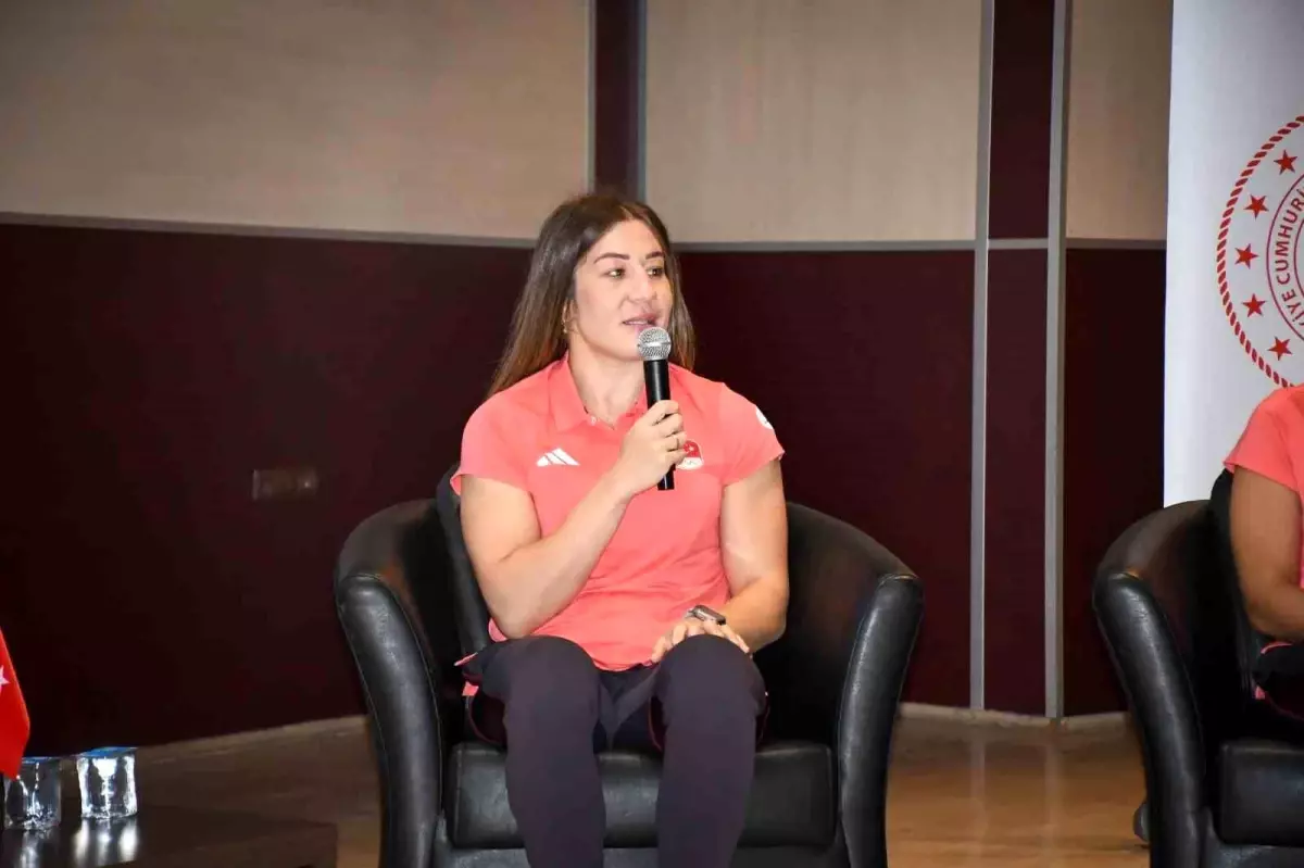 Zirvedeki Sporcu Buluşmaları Gençlerle Buluştu