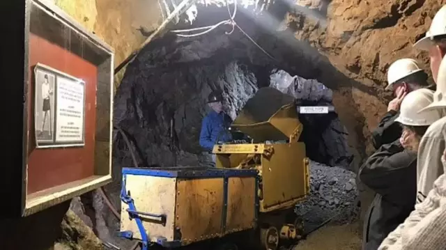 In an accident at a gold mine in the USA, 1 person died and 12 people were trapped in the mine.