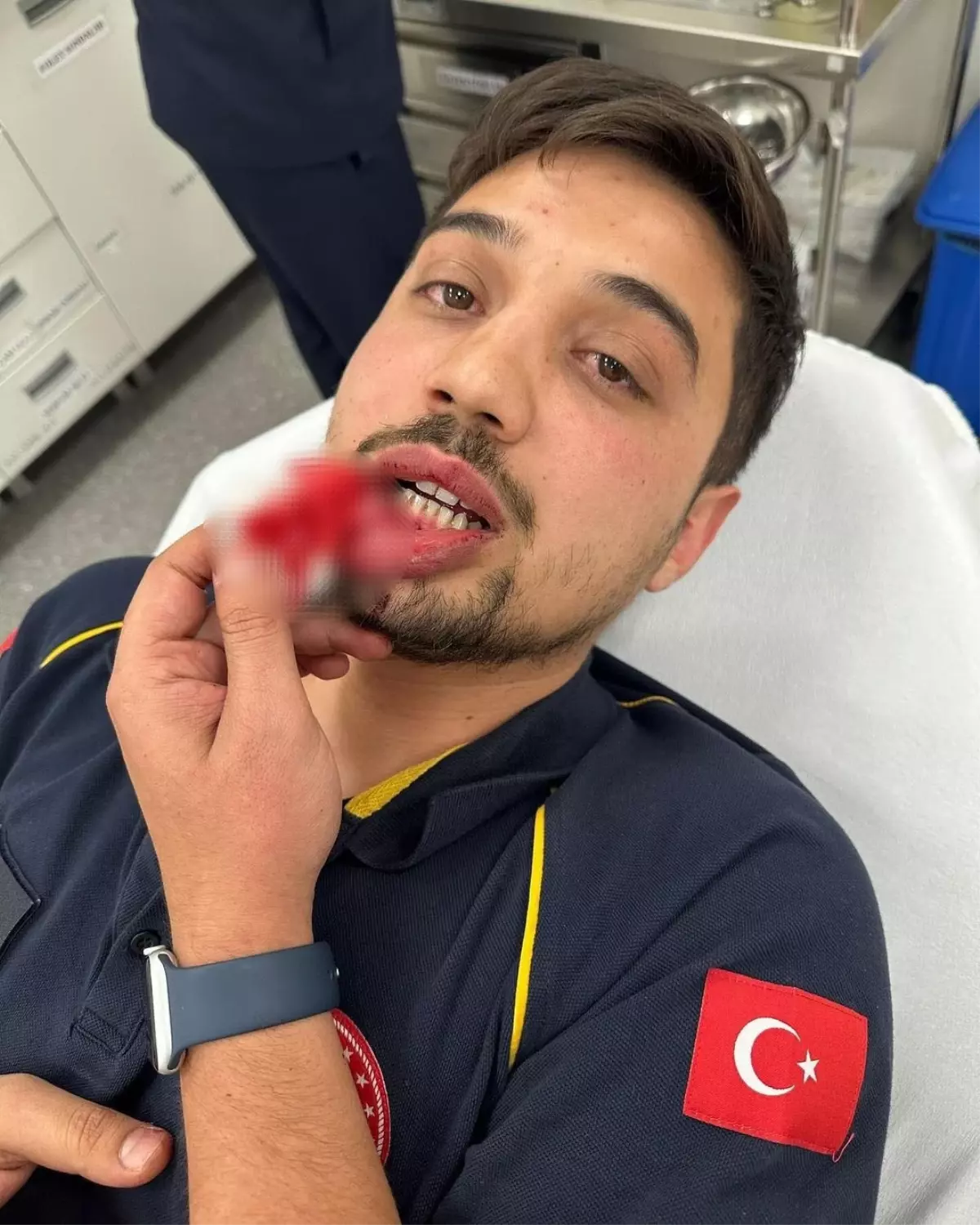 Ambulans Sürücüsü, Kalp Krizi Geçiren Hastayı Taşırken Darbedildi