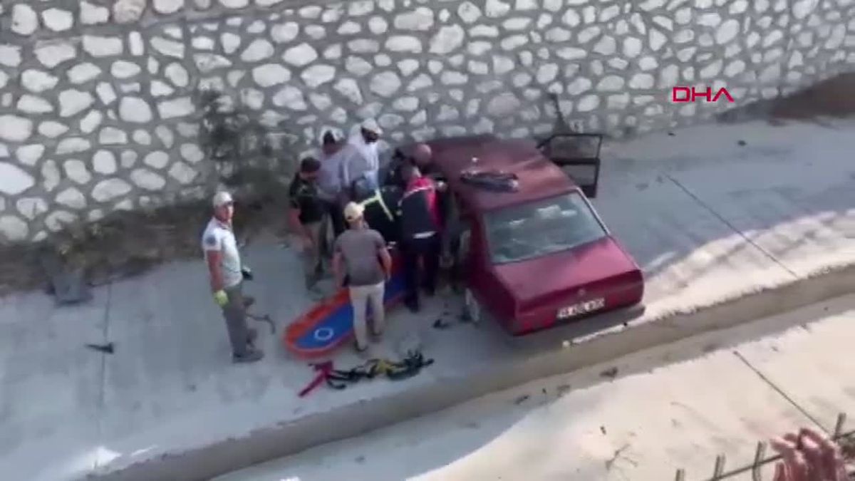 Burdur'da Otomobil Çaya Düştü, Sürücü Yaralandı